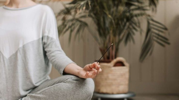 Sieviete meditē, tas lieliski palīdz atbrīvot savu prātu priekš naudas piesaistīšanas rituāla