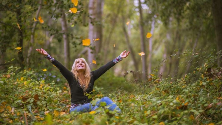 Sieviete bauda rudeni mežā, metot koka lapas augšā, jo laimi nopirkt nevar