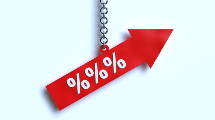 Parādniekiem ilgtermiņa kredītam ir augstāka procentu likme, par ko liecina attēlā redzama sarkana bultiņa ar % zīmēm