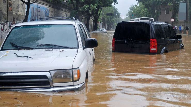 Наводнение и две машины до половины в воде, надо задуматься о страховании от стихийных бедствий