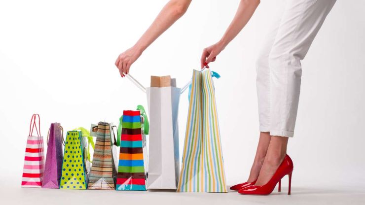 Семь мешков с покупками, в которые вглядывается женщина в красных туфлях, которая не научилась искусству говорить «нет»