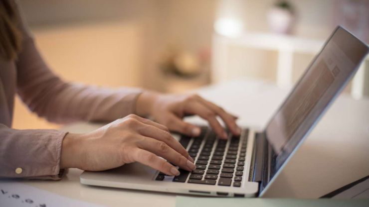 Sieviete, izmantojot portatīvo datoru, internetā meklē ienesīgākās ieguldījumu iespējas