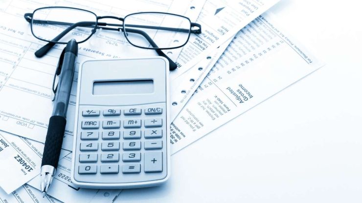 Nav jādomā par to, kāpēc jāmaksā nodokļi, ir jāpilda savs pienākums, aprēķinot, cik nepieciešams samaksāt, izmantojot uz galda nolikto kalkulatoru
