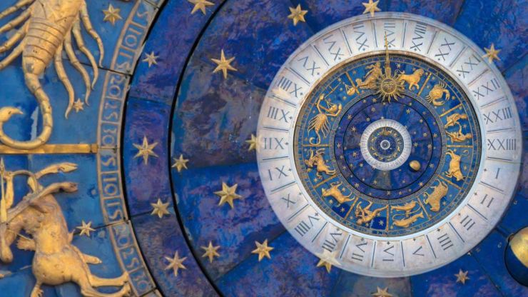Astroloģiskais aplis zilā krāsā ar zeltītām horoskopa zīmēm – kas mūs sagaida 2023. gada jūnijā finansēs