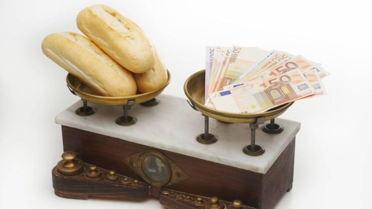 Uz svariem vienā pusē novietota maize un otrā pusē ir nauda – nesamērojams produktu cenu kāpums, ko ietekmē inflācija