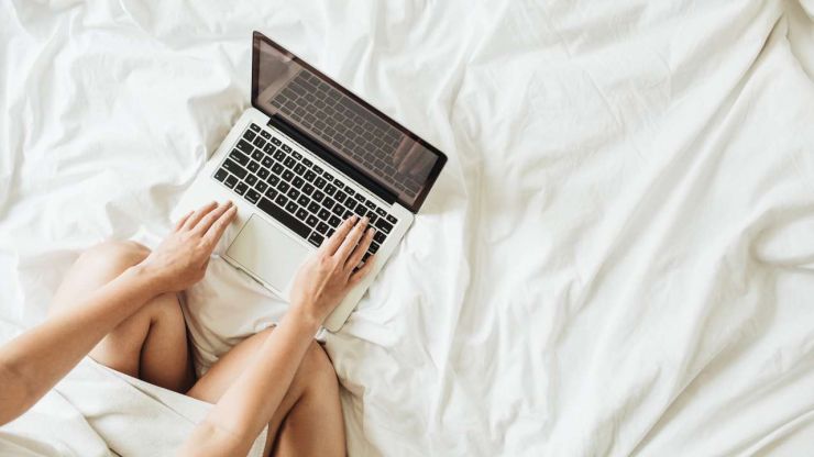 Nebanku aizdevumi ir pieejami noformēšanai online, tāpēc sieviete vēl gultā esot meklē datorā, kur izdevīgi aizņemties naudu
