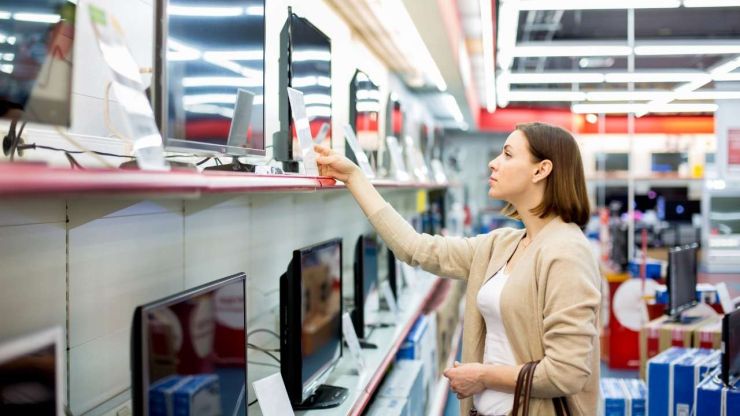 Sieviete veikalā izvēlas televizoru, jo vēlas iegādāties uz nomaksu, ko maksās laicīgi, lai nepaliktu parādā