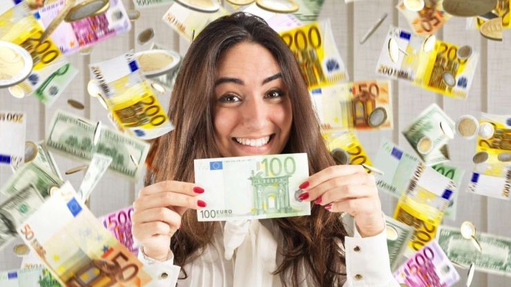 Sieviete plati smaida, turot rokā 100 eiro banknoti, uz naudas fona, jo iespēju kredīts ir piepildījis viņas sapni