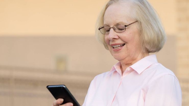 Pensionāriem kredīts ir pieejams arī telefoniski, tāpēc sieviete savā telefonā meklē kredītiestādes kontaktus