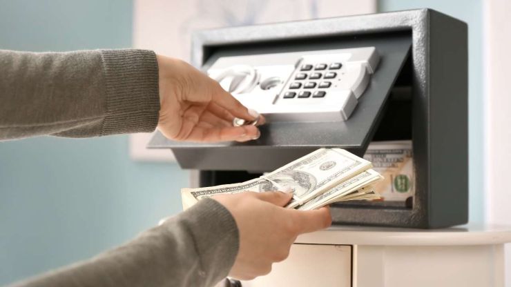 Sieviete liek naudu seifā: tas ir lielisks veids, kur glabāt naudu mājās