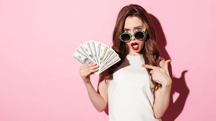Sieviete saulesbrillēs pārsteigta, ka izdevās tik ātri aizņemties naudu