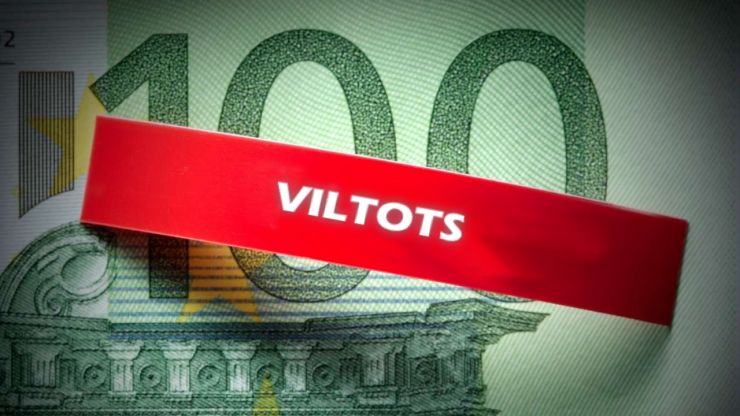 Kā pārbaudīt vai nauda nav viltota – sarkana zīme ar uzrakstu “viltots” virs 100 euro banknotes