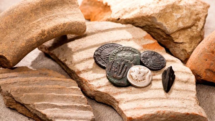 Древние монеты являются частью истории денег