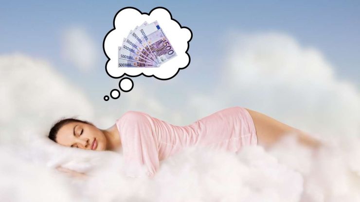 Sieviete guļ uz mākoņa un redz naudu sapnī