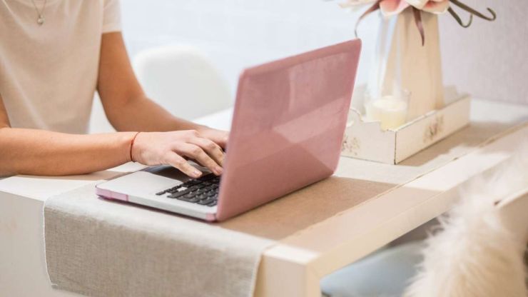 Женщина в ноутбуке ищет, где взять кредит до 5000 евро
