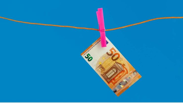 Ar knaģi pie dzijas piestiprināta 50 euro banknote – kā pārbaudīt vai nauda nav viltota