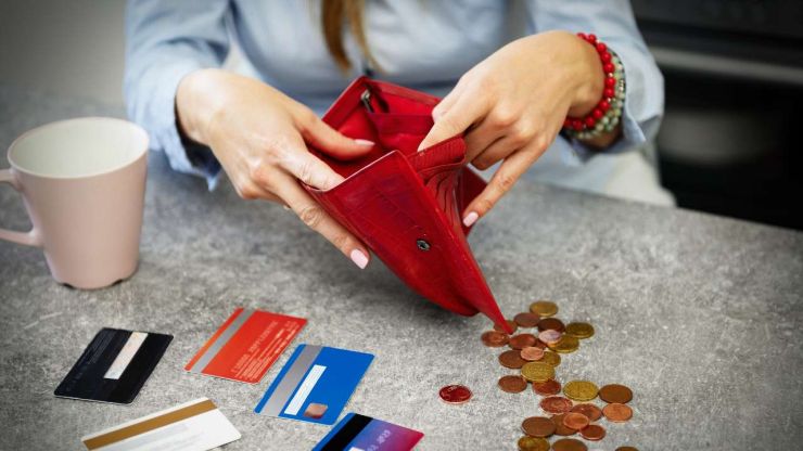 Женщина выгребла последние центы из кошелька и пустые 5 кредитных карт, пора задуматься о реструктуризации долга по кредиту