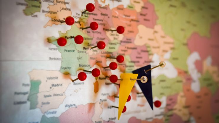 Pasaules karte ar karodziņiem atsevišķās Eiropas ceļojuma vietās