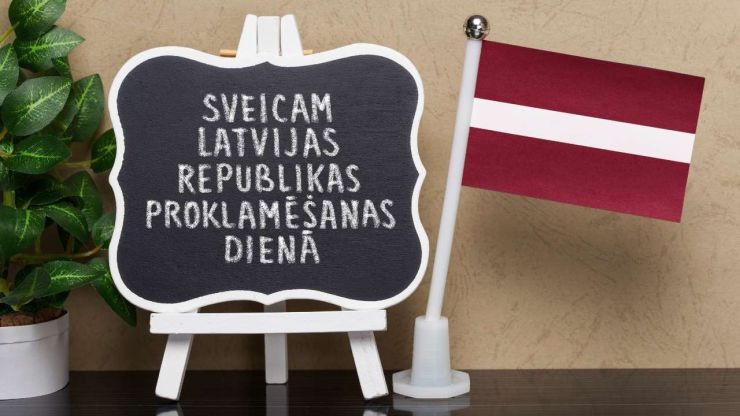 Darba samaksa ir lielāka svētku dienā, par ko liecina uz galda noliktais karodziņš un tāfele ar uzrakstu “Sveicam Latvijas Republikas Proklamēšanas dienā”