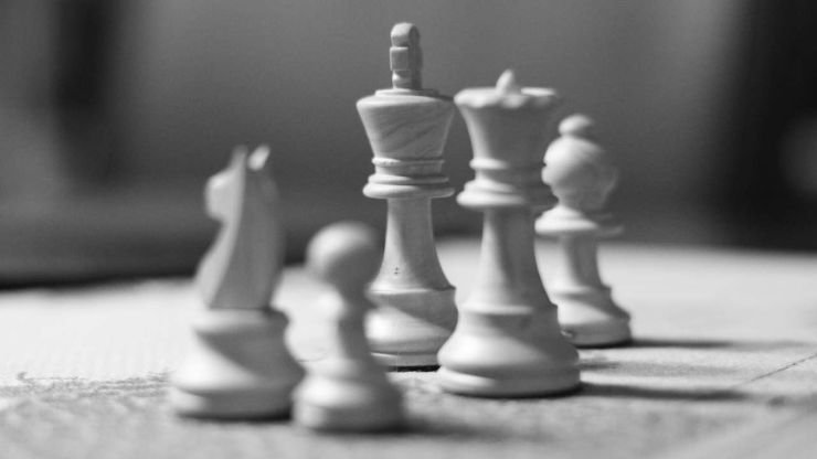 Piecas šaha figūras – zināšanas par investēšanas pamatprincipiem ir tik pat svarīgas kā šaha spēlē