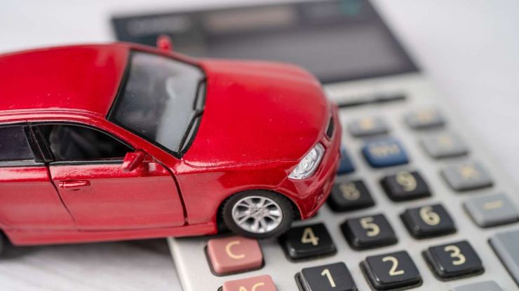 Sarkana spēļu mašīna uz kalkulatora – klients aprēķina, kādu aizdevumu no tiem, kas paredzēti fiziskām personām, izvēlēties jaunā auto iegādei