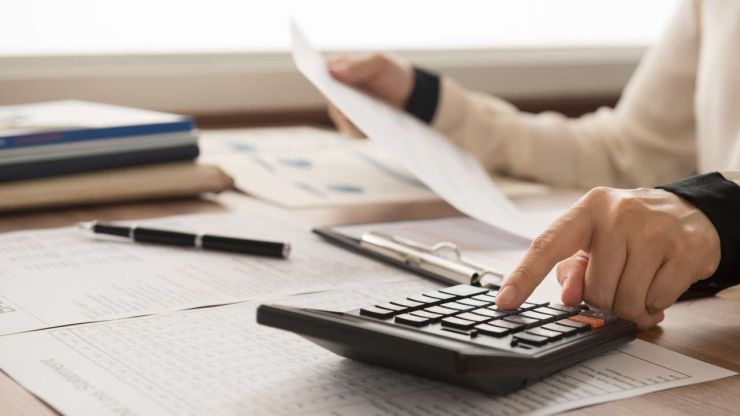 Viens no vecākiem uz kalkulatora aprēķina ģimenes izdevumus, lai finanšu plānošana nestu labumu