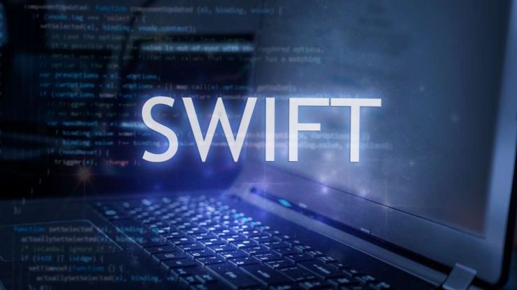 No ieslēgta datora atspīd uzraksts SWIFT