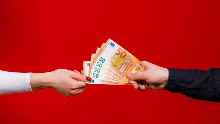 Vīrieša roka sniedz 250 EUR sievietei, jo viņa izvēlējās ātro kredītu, no visām kredītu iespējām pēc maksātnespējas procesa