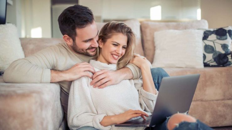 Pāris sēž apskāvušies un meklē laptopā piemēroto kredītu auto iegādei