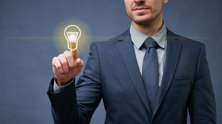 Vīrietis spiež uz uzzīmētās lampiņas – biznesa idejas, kas novedīs pie uzņēmuma peļņas