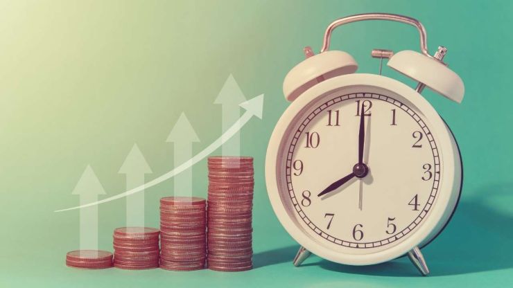 Pasīvo ienākumu apmēra palielināšana prasa laiku, par ko liecina attēlā redzamais pulkstenis un kaudzītes ar monētām augošā secībā