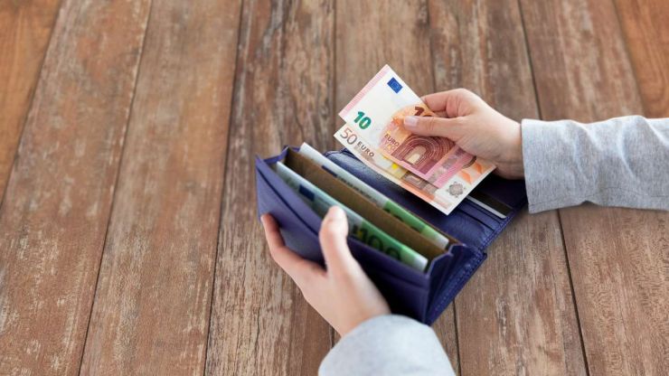 Человек вытащил из кошелька 60 евро, что проверить их на подлинность – не фальшивые ли деньги
