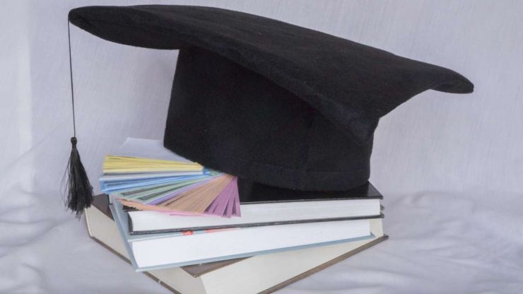 Absolventa cepure uz grāmatām apliecina, ka studiju kredīts ir labs aizdevums fiziskām personām izglītības iegūšanai