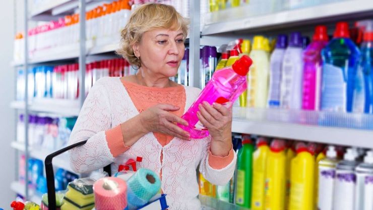 Pensionāre izvēlas veļas mazgājamo līdzekli, kas ietilpst viņas mājsaimniecības ikmēneša tēriņu sarakstā