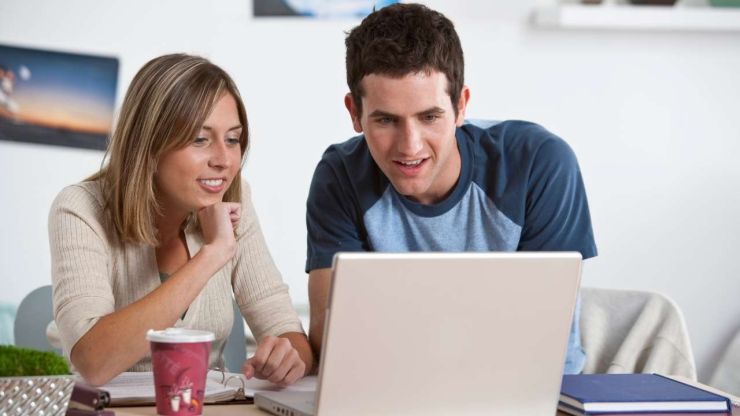 Молодая пара обдумывает преимущества долгосрочного кредита – ипотеки