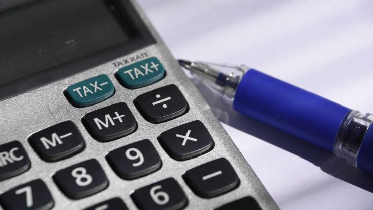 Калькулятор и ручка, которые необходимы, что правильно рассчитать оправданные траты и вернуть налоги в Латвии