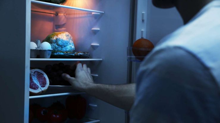 Vīrietis atnāca paņemt no ledusskapja augli un saprata, ka tas vairs nesaldē, tāpēc jāņem kredīts ar ātru saņemšanu uz kontu