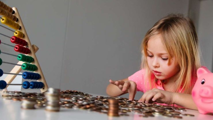 Meitene skaita savu sakrāto kabatas naudu