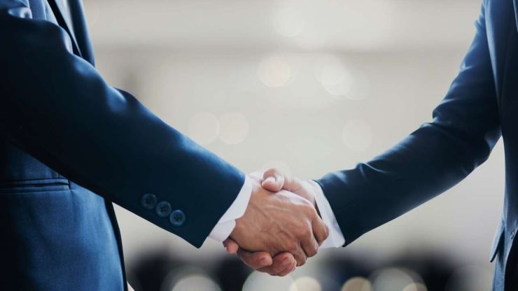 Divi vīrieši spiež rokas, jo ir noslēgts līgums uzņēmuma kredītam – vienam no kredītu veidiem, kas palīdz ieguldīt naudu biznesa attīstībā