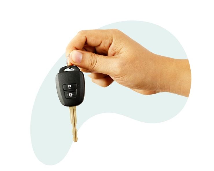 Мужская рука держит ключи от машины, потому что автокредиты помогают купить машину, которую вы хотите
