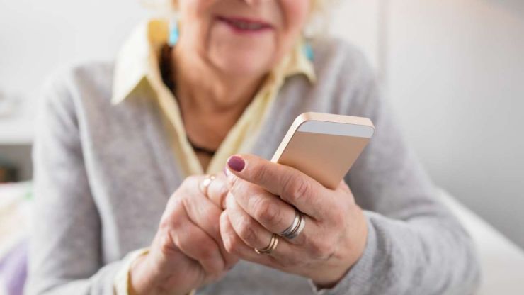Sieviete telefonā meklē, kur ir pieejami aizdevumi pensionāriem