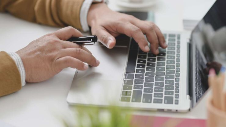 Мужчина в интернете через ноутбук ищет информацию, которая поможет выбрать кредит на выгодных условиях