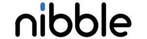 Nibble.finance logotips ar maziem melniem burtiem, taču burta “i” aplītis ir zilā krāsā