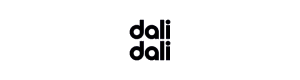 Kreditora “Dalidali.lv” logotips ar maziem melniem burtiem, kura abas “dali” daļas izvietotas viena virs otras