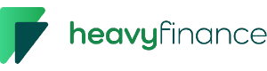 Heavyfinance.com logotips ar zaļiem un melniem burtiem un diviem trīsstūriem šajās krāsās priekšā