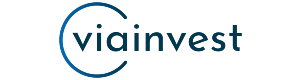Логотип Viainvest.com, выполненный маленькими черными буквами, а слово «via», окружен незавершенным кругом