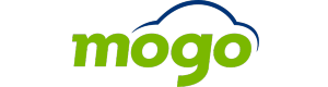 Логотип кредитора «Mogo.lv» маленькими зелеными буквами и стилизованной формой автомобиля над ними