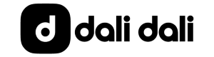 Kreditora “Dalidali.lv” logotips ar maziem melniem burtiem, kura abas “dali” daļas izvietotas blakus