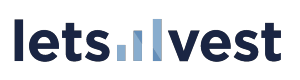 Letsinvest.eu logotips melnā krāsā, bet “lets” un “vest” atdalīti ar 3 vertikālām līnijām zilā krāsā