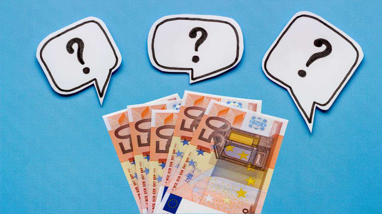 Zils fons ar trīs jautājumu zīmēm un vēdeklītis no piecām 50 eiro banknotēm – vai ir iespējams paņemt kredītu bez darba vietas